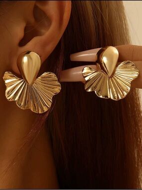 ***Elegant  Gold Ripple Fan Drop Earrings for Women